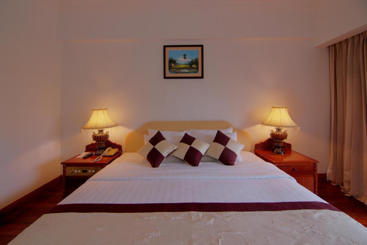 Hotel Somadevi Angkor Resort & Spa Сіємреап Екстер'єр фото